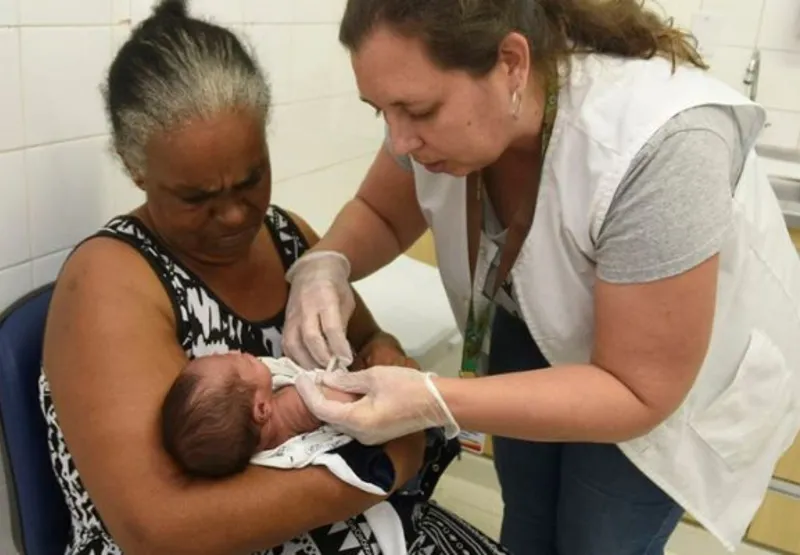 A vacinação com a BCG é recomendada desde o nascimento para crianças que tenham peso igual ou superior a 2 quilos. De dose única, a BCG deve ser aplicada até o primeiro mês de vida do bebê.