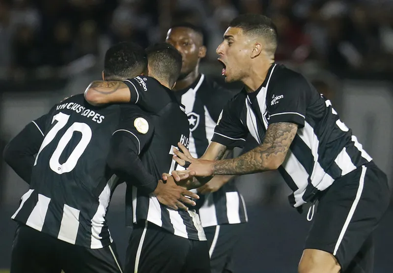 Vinicius Lopes (camisa 70) comemora com companheiros gols que deu a vitória ao Glorioso