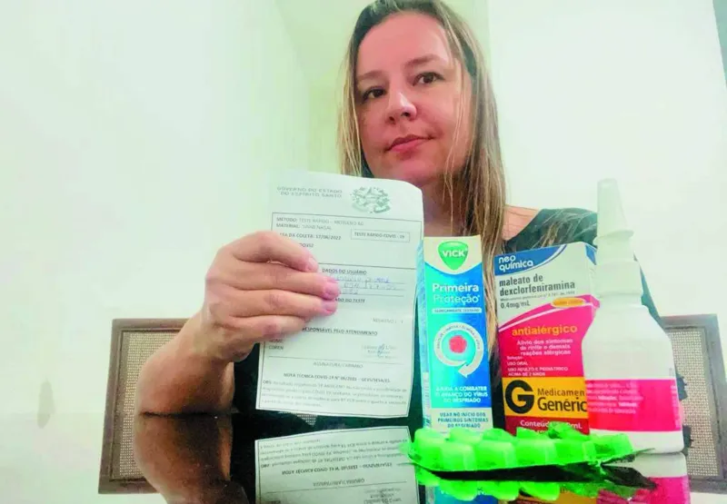 A fisioterapeuta Daniella Ferreira Pavone, que teve covid pela segunda vez, mostra os remédios que precisou usar:    “Tive dor de garganta, febre e sintomas gripais 
em geral. A tosse persiste até hoje”