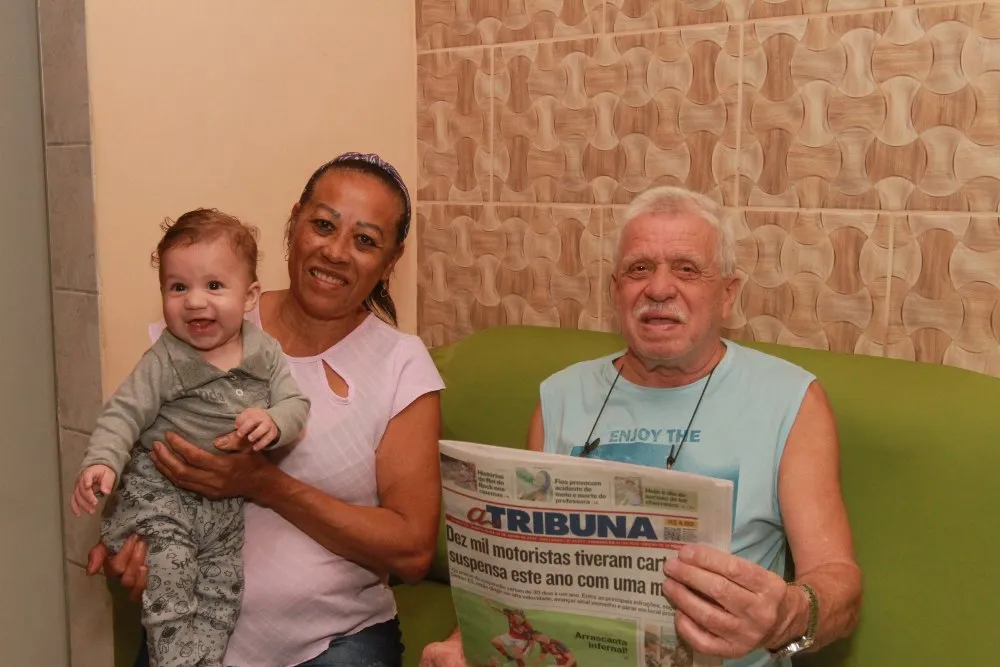 Domingos Morelato, um dos ganhadores do kit, com a esposa, Rosinete Nascimento, e o neto Gael