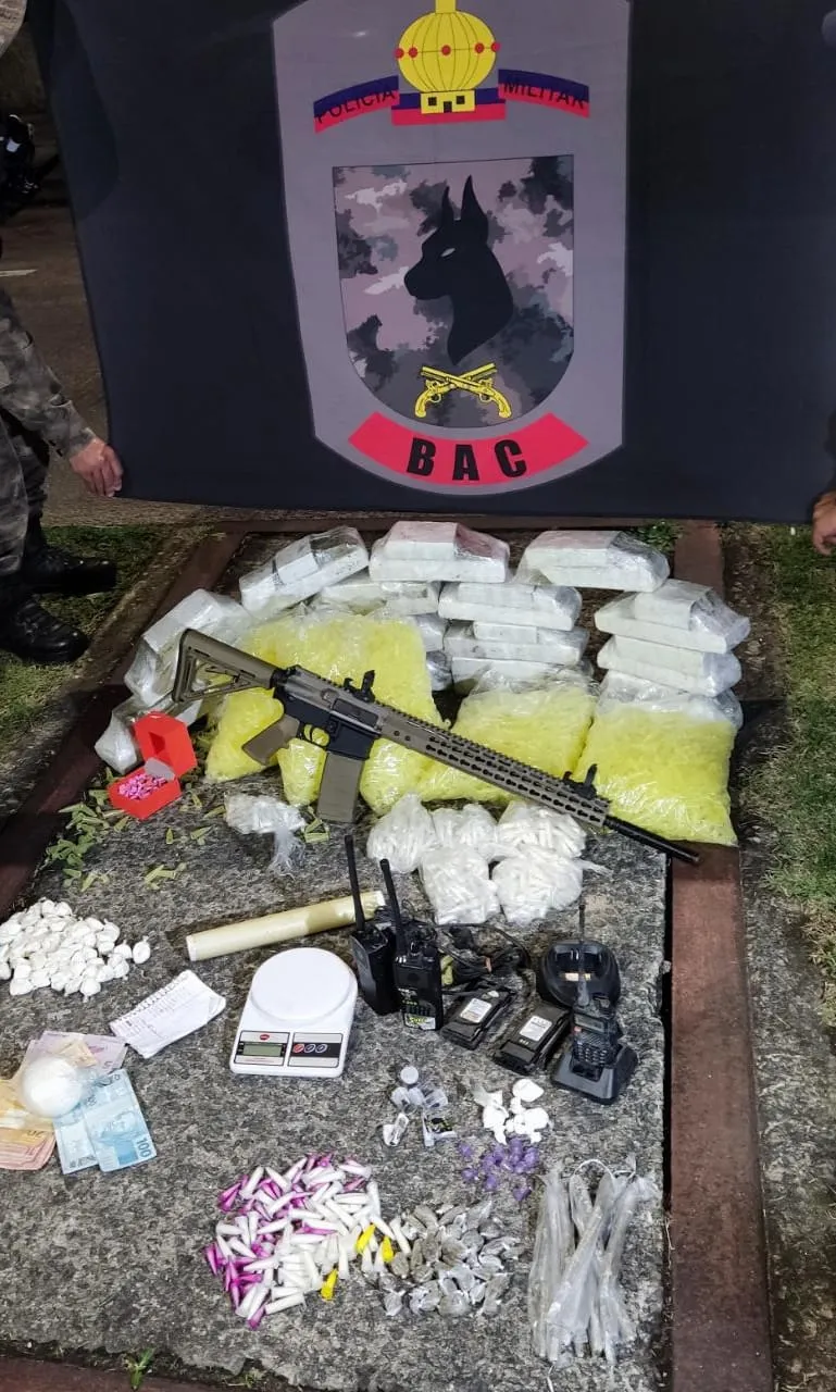 Imagem ilustrativa da imagem Operação com alunos da Polícia Militar prende dois no Morro da Garrafa