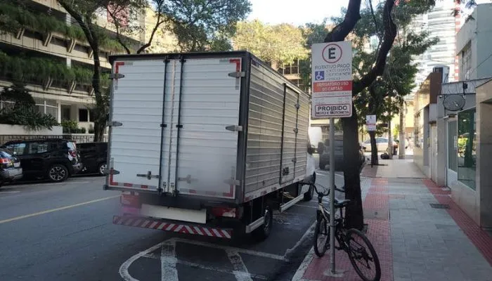 Vaga de estacionamento  destinada às pessoas com deficiência, na rua Joaquim Lírio, ocupada por caminhão