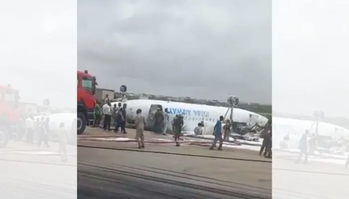 Imagem ilustrativa da imagem Avião 'aterrissa de ponta-cabeça' em acidente e 30 sobrevivem
