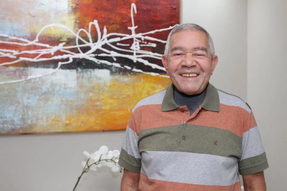 Uma rouquidão persistente foi o primeiro sintoma que o câncer de laringe provocou no aposentando Júlio Monteiro, de 72 anos.
