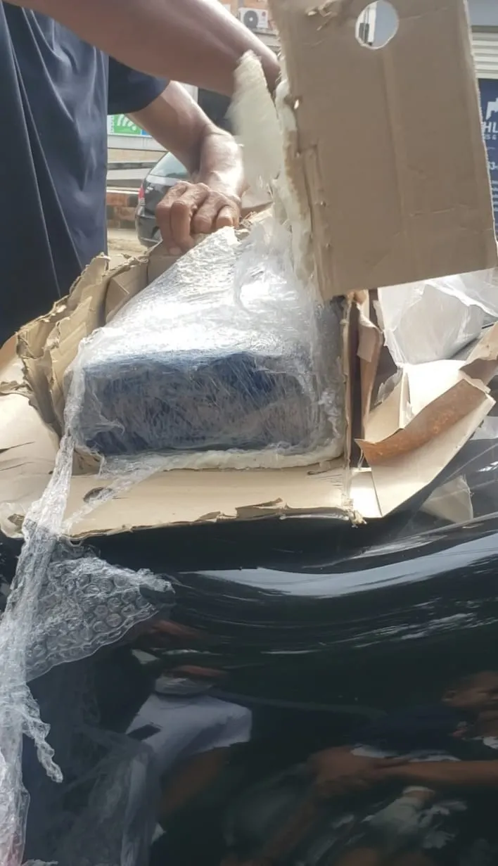 Imagem ilustrativa da imagem Mulheres são presas ao receber encomenda com drogas nos Correios
