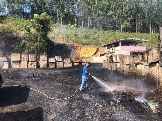 Imagem ilustrativa da imagem Incêndio em fábrica abandonada assusta moradores no Sul do Estado