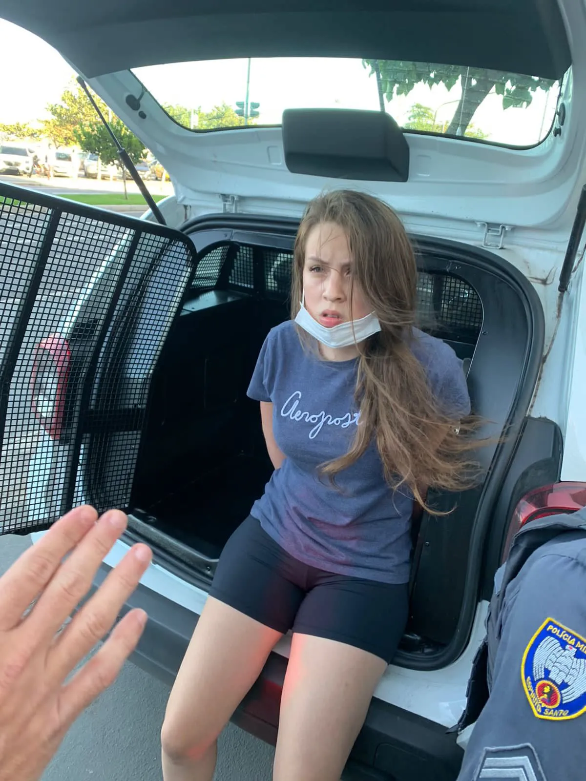 A jovem foi presa em flagrante no último sábado e é acusada pela polícia carioca de integrar uma quadrilha