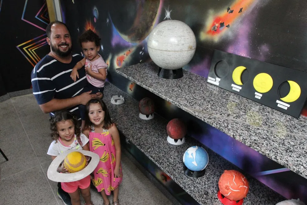 Gabriel Balla levou as filhas Laura, 6, e Betina, 3, e a sobrinha Maya, 6, para conhecerem o planetário