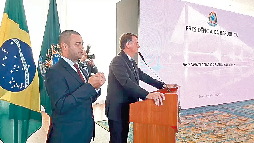 O presidente  criticou novamente 
as urnas eletrônicas em evento com embaixadores