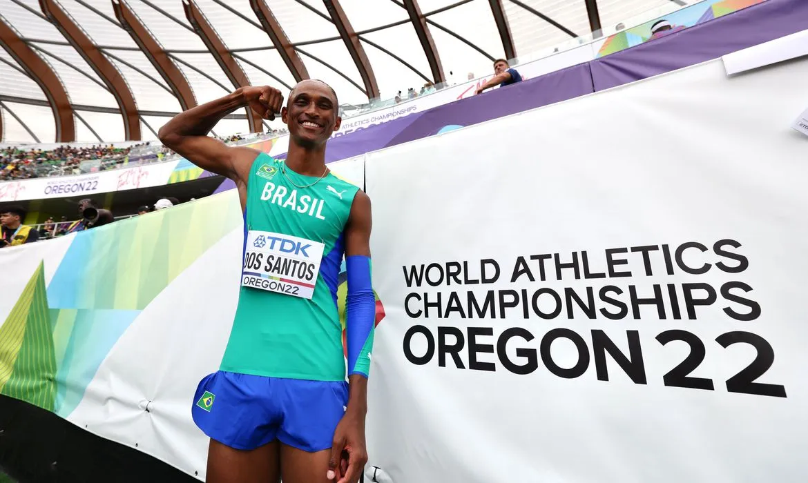 Imagem ilustrativa da imagem Alison dos Santos busca o ouro no Mundial de Atletismo nesta terça-feira