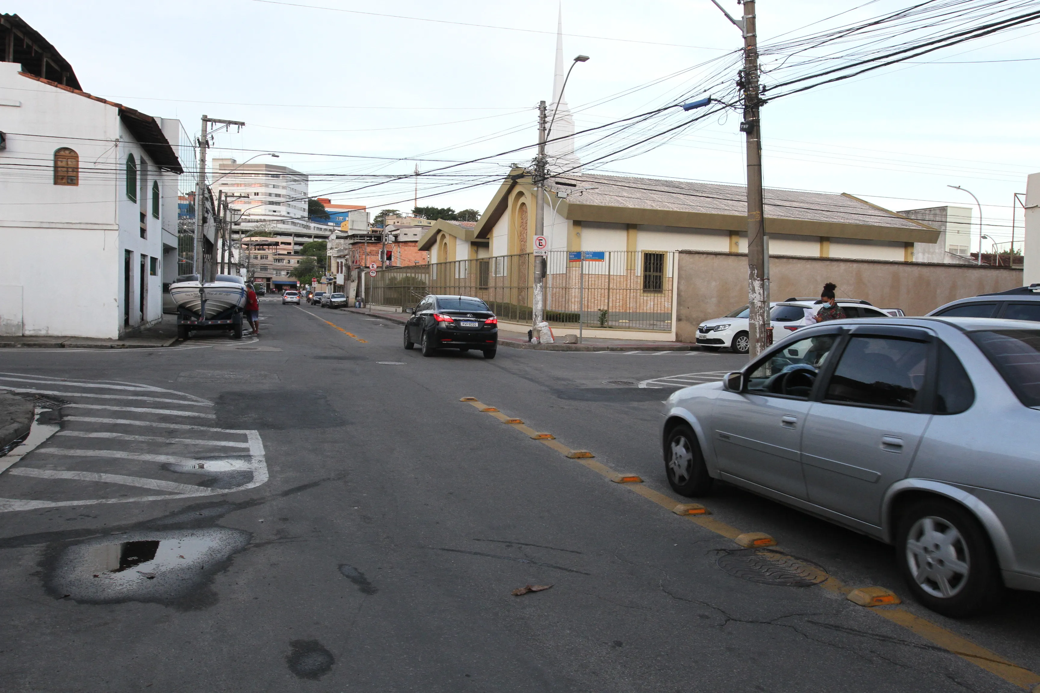 No cruzamento das ruas Álvaro Sarlo e João Bastos, na Ilha de Santa Maria, em Vitória,  há colisões frequentes