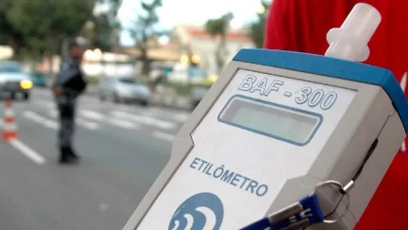 Imagem ilustrativa da imagem Motoristas usam até a contramão para fugir de blitz do bafômetro
