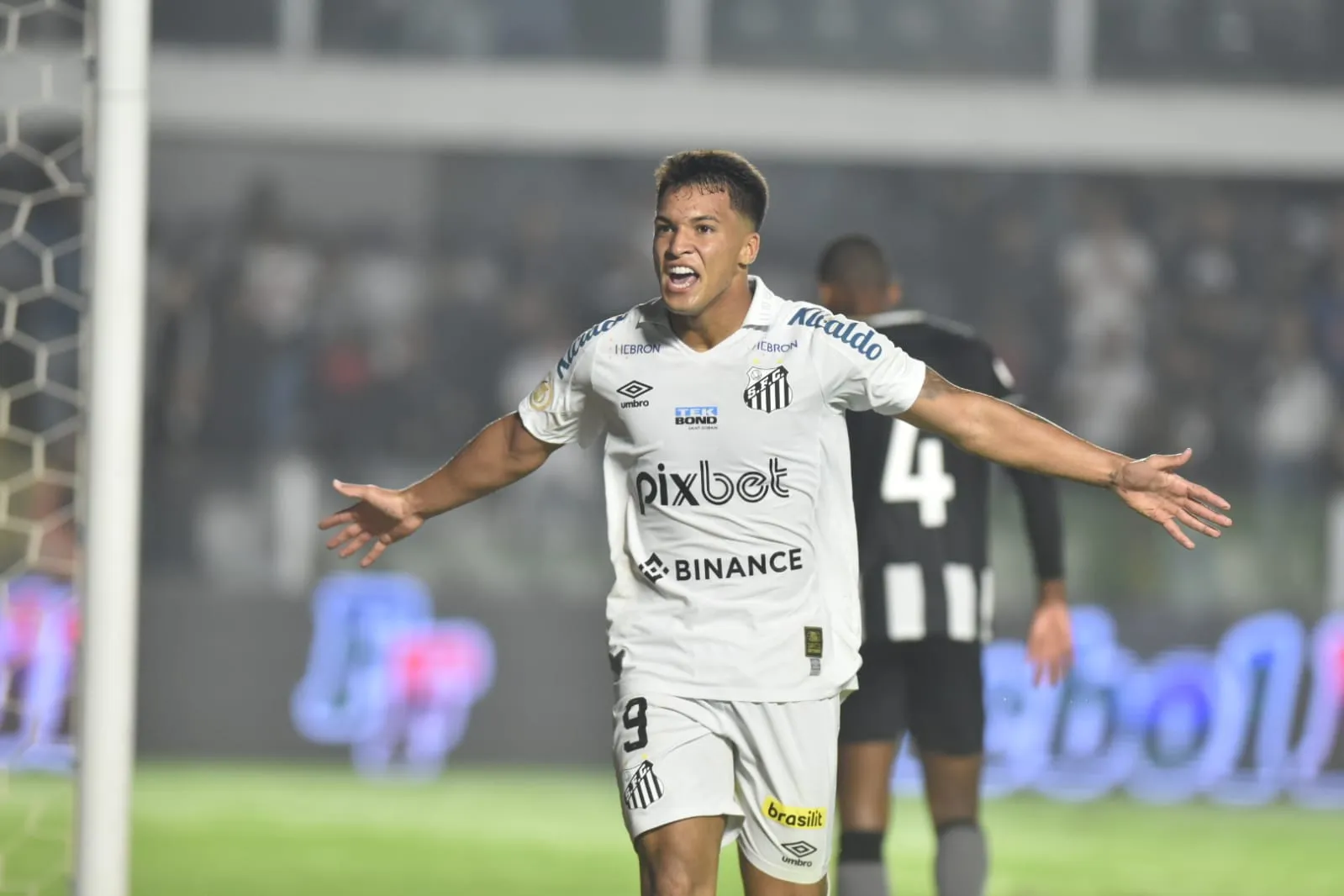 Imagem ilustrativa da imagem Santos sofre, mas vence o Botafogo na Vila Belmiro com Lisca na torcida