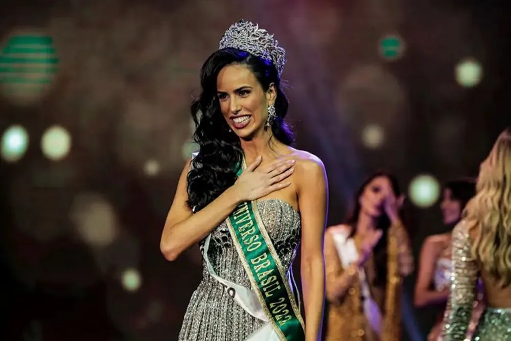 "Tudo ainda parece um sonho! Que felicidade em ser a primeira capixaba a levar a coroa para o Espírito Santo", contou Mia Mamede, Miss Brasil.
