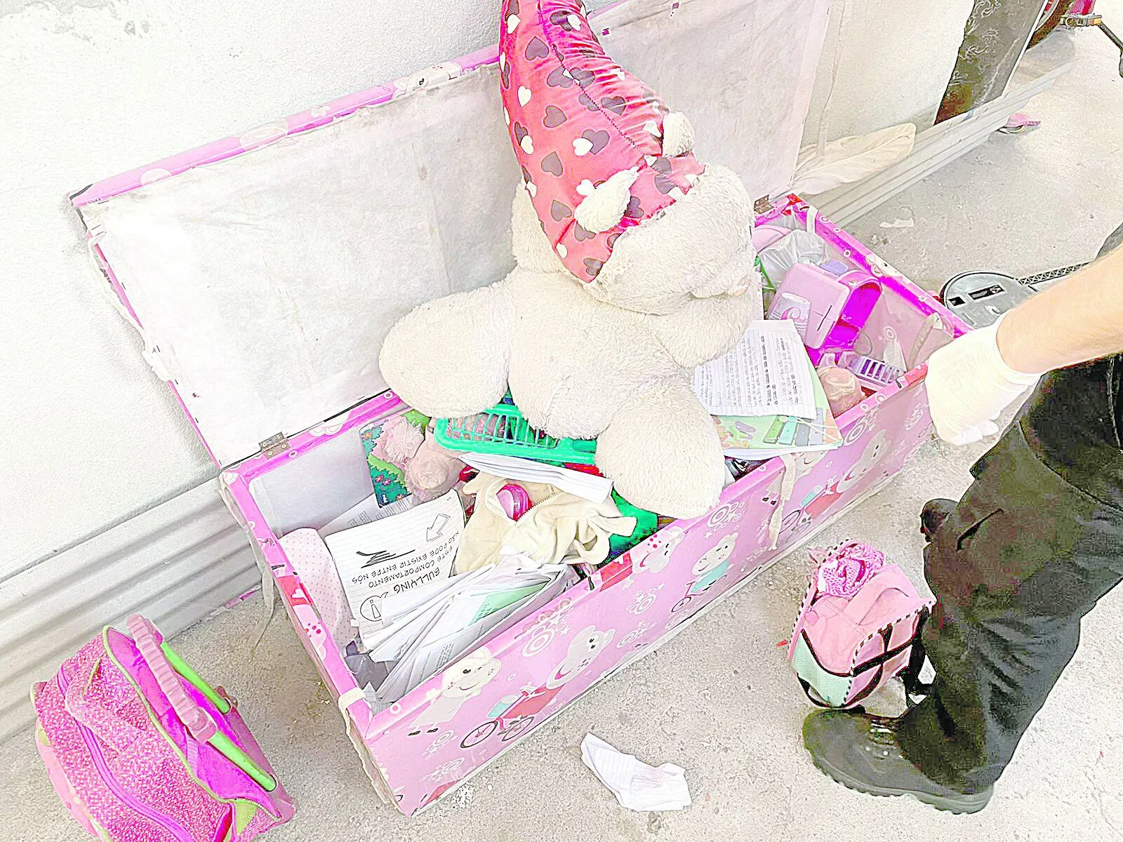 Polícia encontrou até brinquedos que eram utilizados nas filmagens da criança