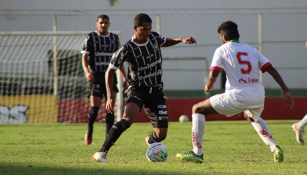 Jogadores de Rio Branco e Real disputam a bola