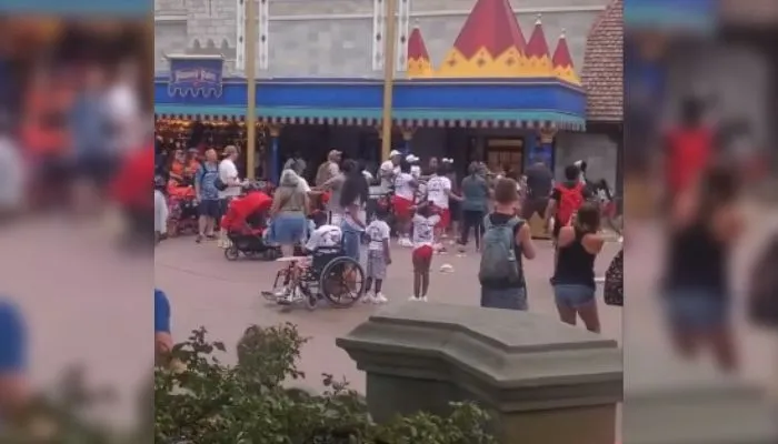 Imagem ilustrativa da imagem Turistas brigam em parque da Disney nos EUA e provocam confusão generalizada