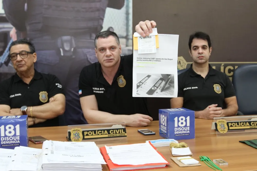 Delegados José Arruda, Douglas Vieira e Gianno Trindade mostram falso bilhete de loteria usado por bandidos