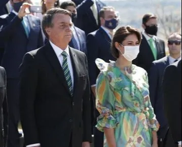 Michelle ao lado de Bolsonaro