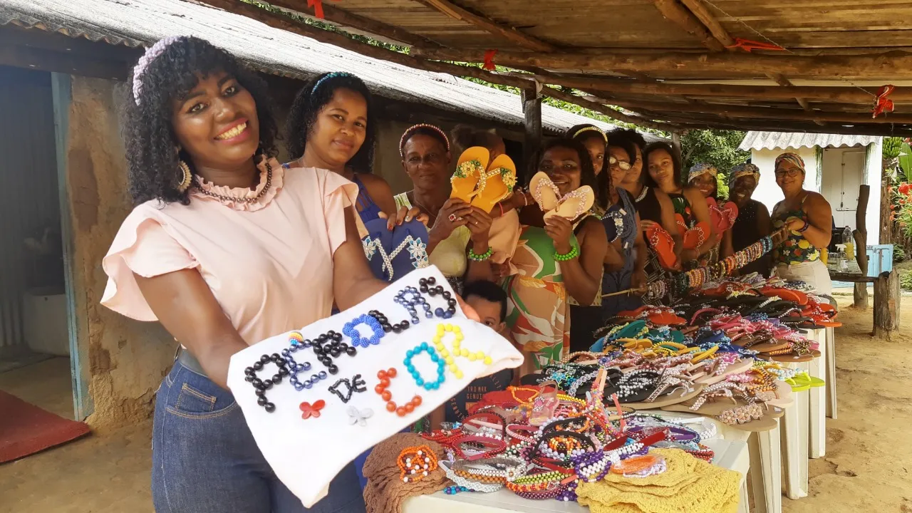 Mulheres quilombolas comercializam seu artesanato