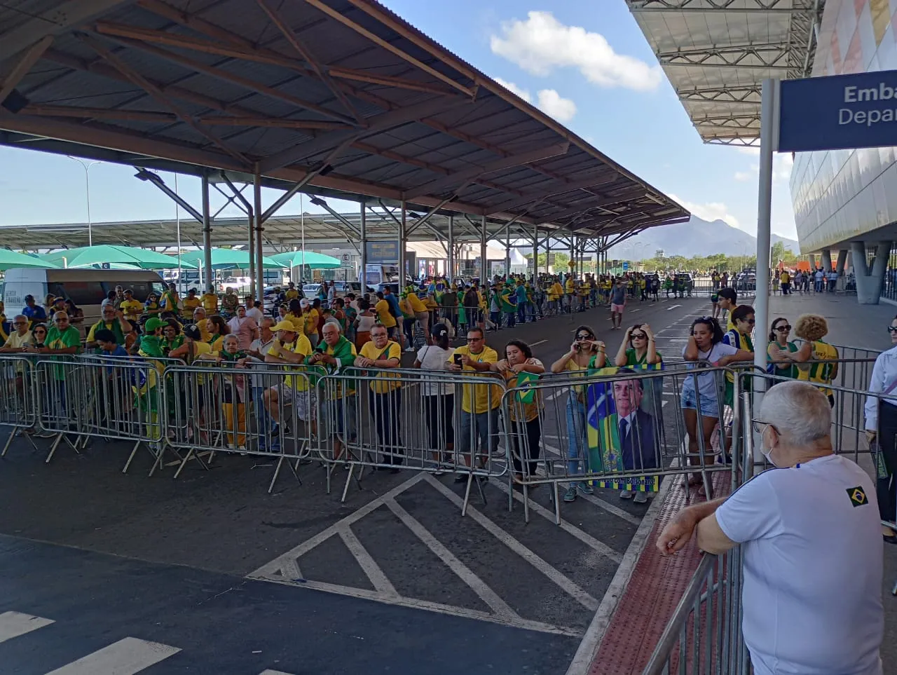 Apoiadores de Bolsonaro aguardam em aeroporto