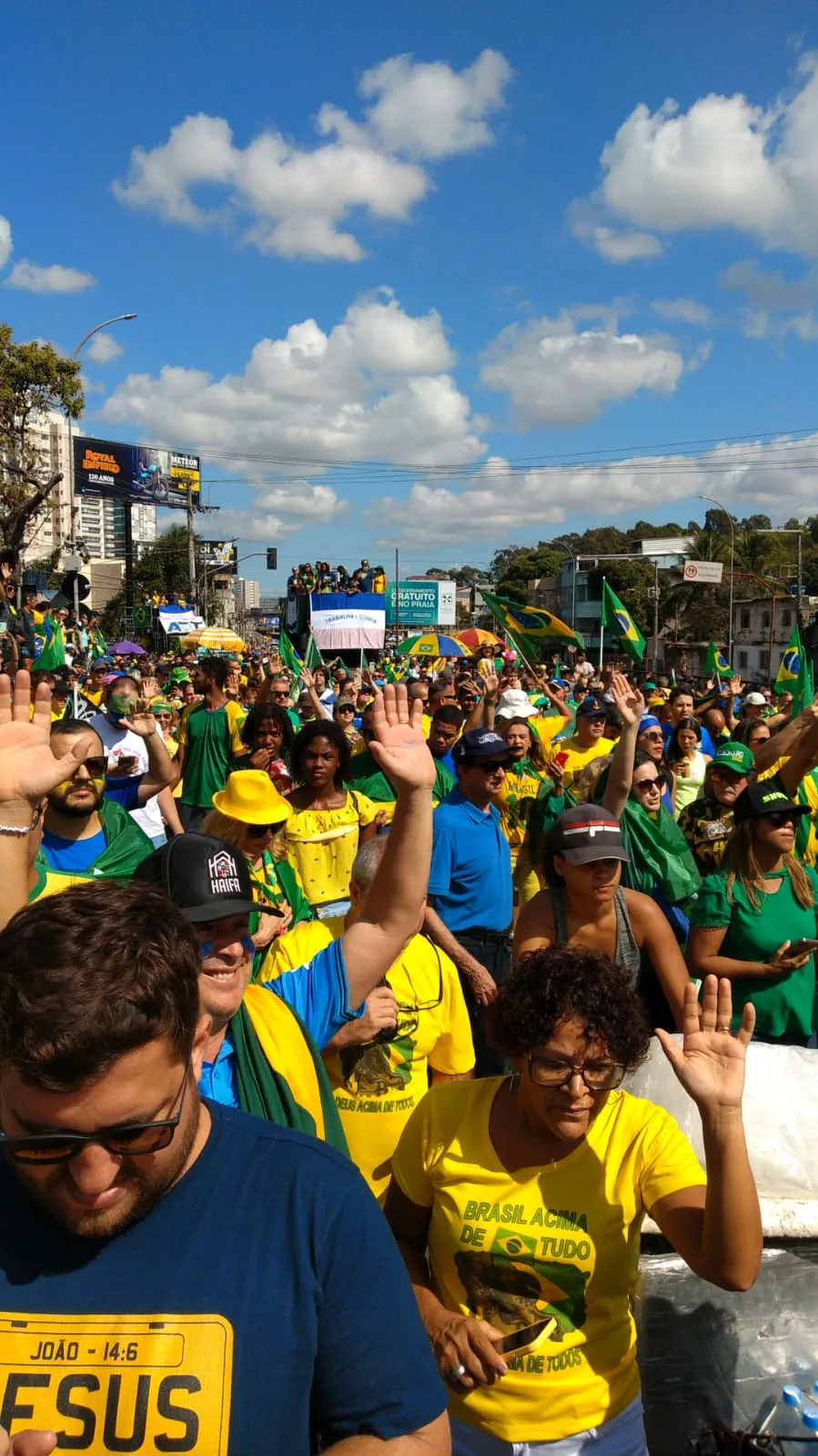 Imagem ilustrativa da imagem Participantes de marcha começam travessia da Terceira Ponte