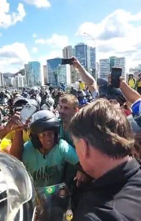 Imagem ilustrativa da imagem Bolsonaro para motociata na Terceira Ponte e tira fotos com apoiadores