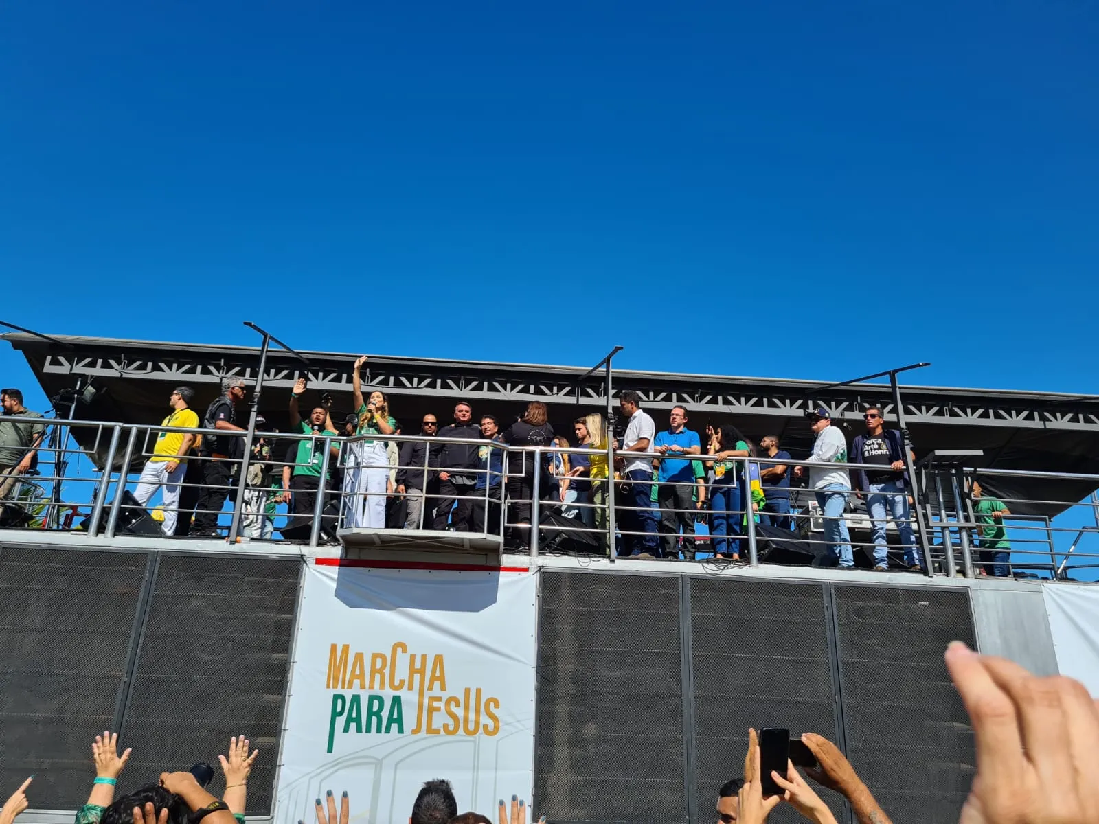 Bolsonaro e aliados subiram no palco do evento