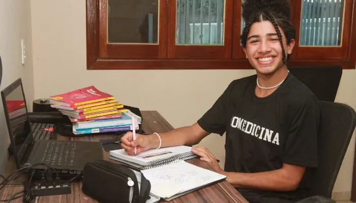 O estudante de Biomedicina, Walter Candeia, 18, conseguiu uma bolsa integral em uma instituição de Vitória