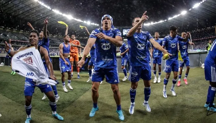 Imagem ilustrativa da imagem Cruzeiro supera expulsão, vence Bahia e dispara na liderança da Série B