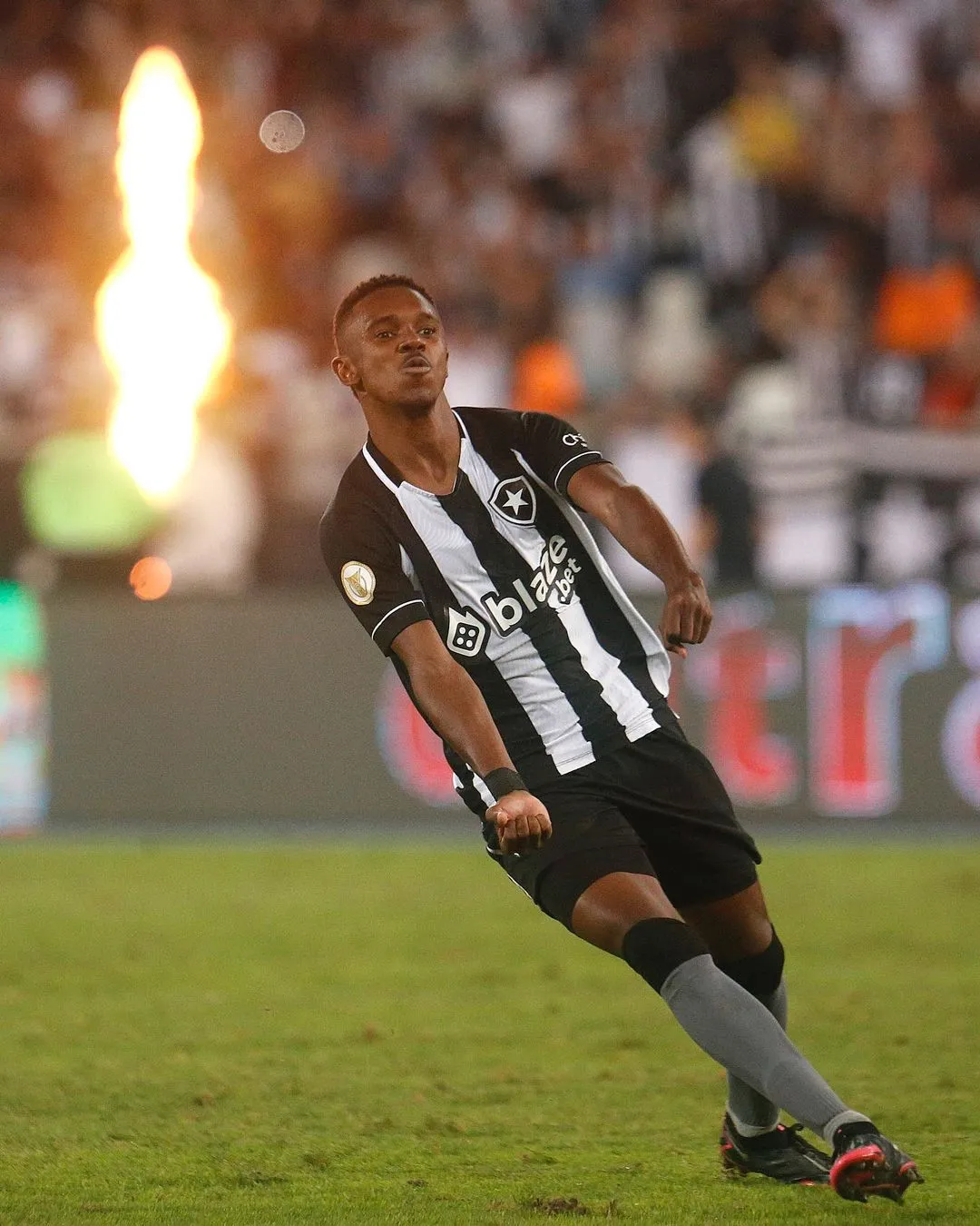 Imagem ilustrativa da imagem Botafogo encerra jejum de gols, derruba Athletico-PR e reage no Brasileirão