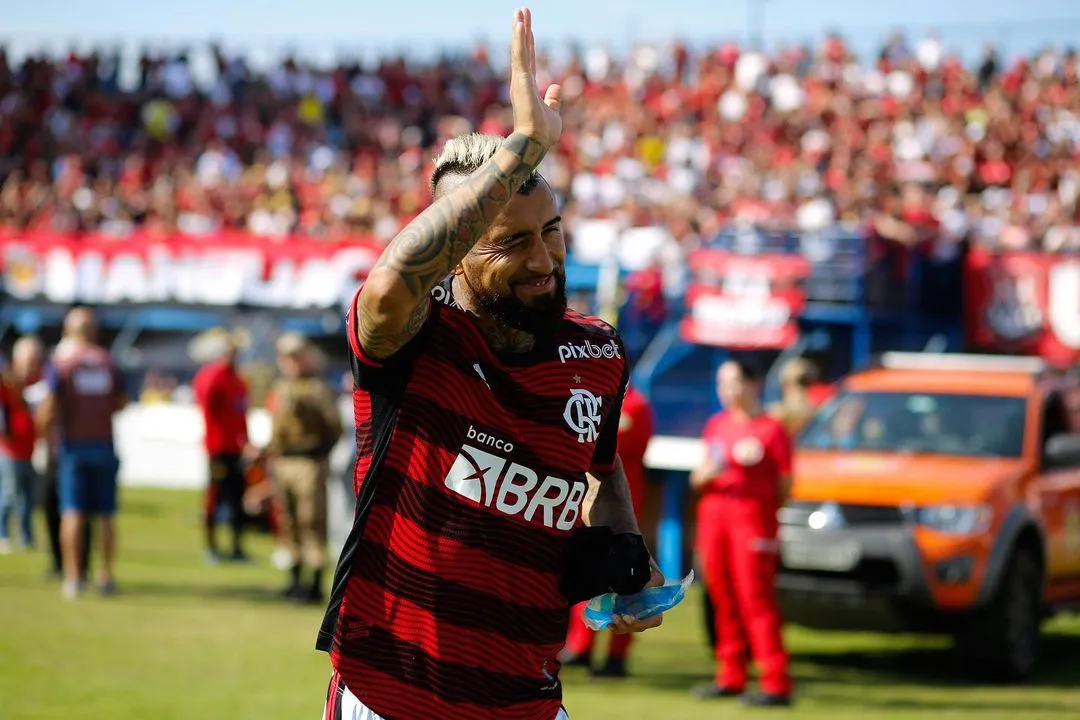 O chileno Arturo Vidal fez sua estreia pelo Flamengo