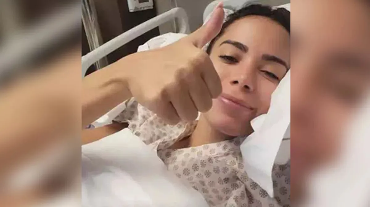 Anitta continua no hospital.