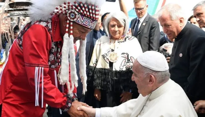 Imagem ilustrativa da imagem Papa pede desculpas por genocídio cultural da igreja contra indígenas no Canadá