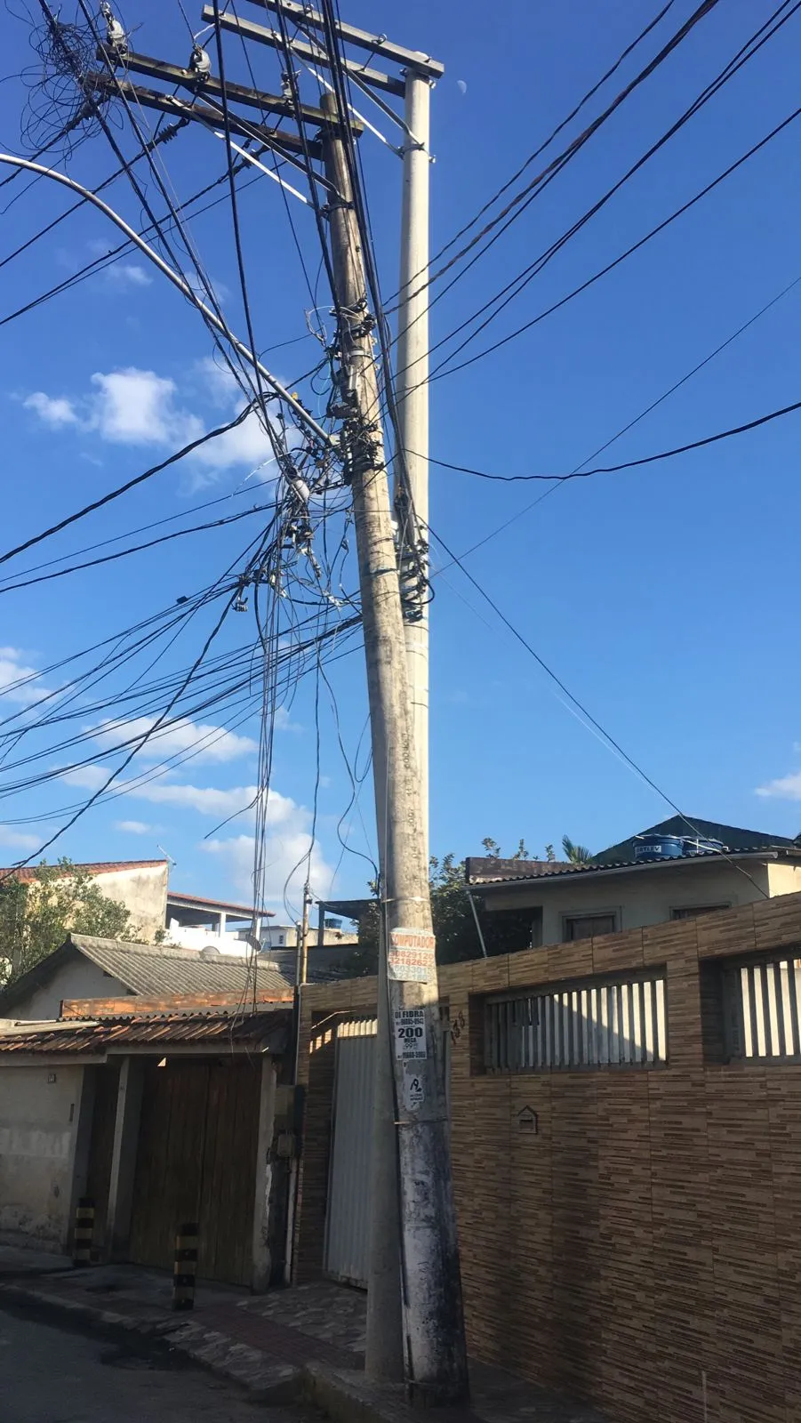 Bronca:
 EDP instalou novo poste na rua Santa Terezinha, em André Carloni, mas não retirou o poste velho, nem transferiu a fiação.


Foto do leitor José Renato Laranja