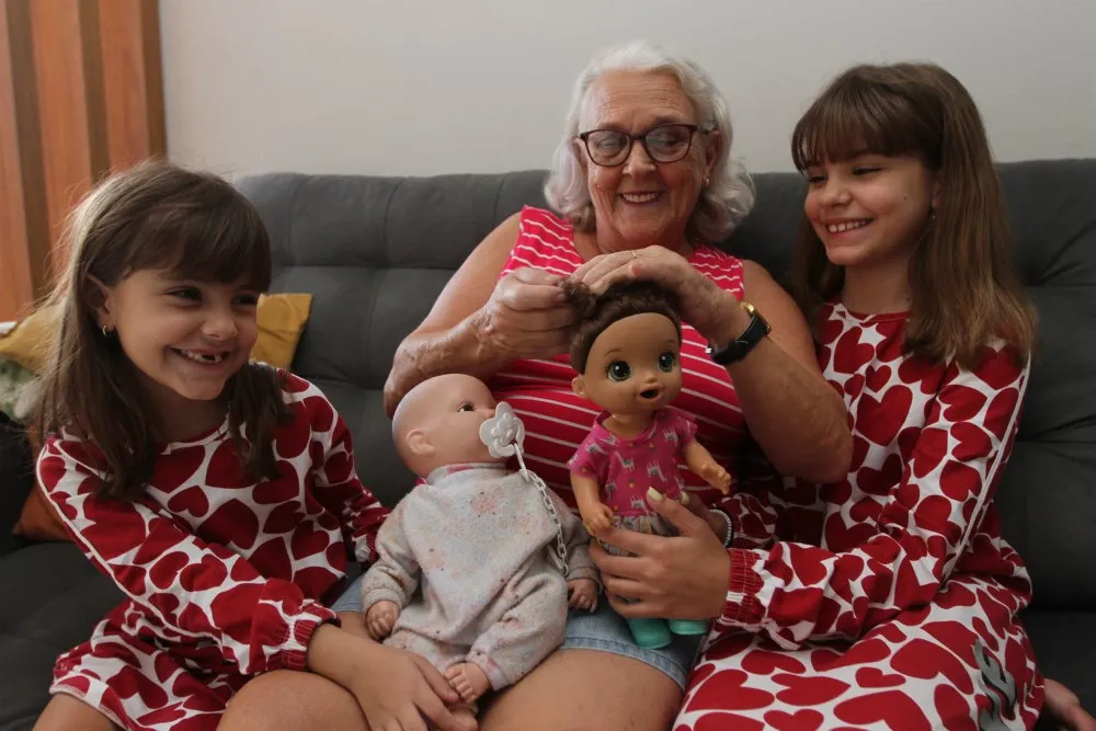 A dona de casa  Rita de Cássia Rodrigues aproveita o período de recesso escolar para brincar com as netas Lavínia, de 6 anos, e Valentina, de 10