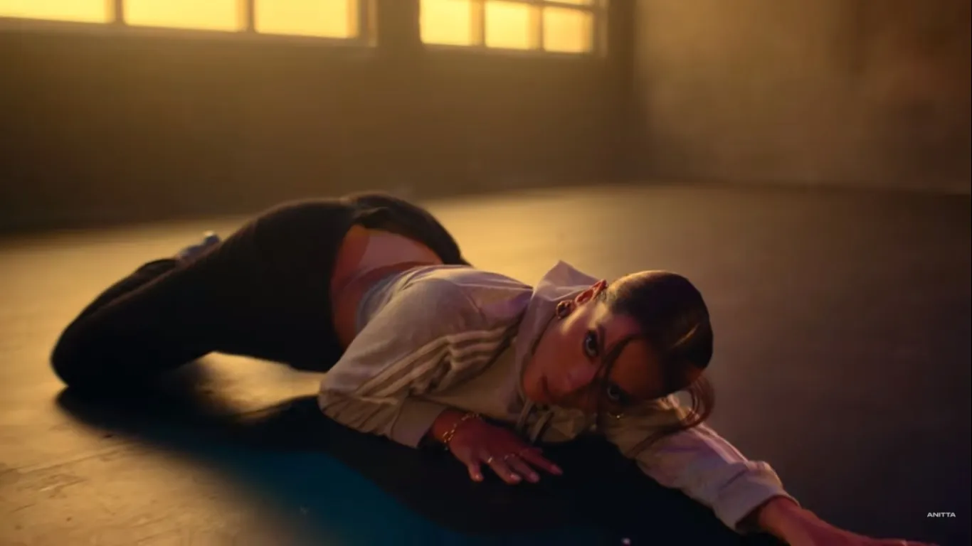 A cantora Anitta, em um trecho de seu clipe Envolver |