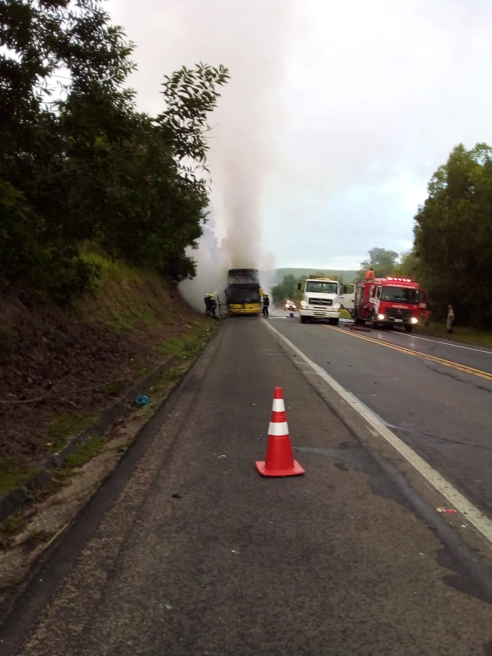 Imagem ilustrativa da imagem Ônibus de viagem pega fogo e interdita BR-101