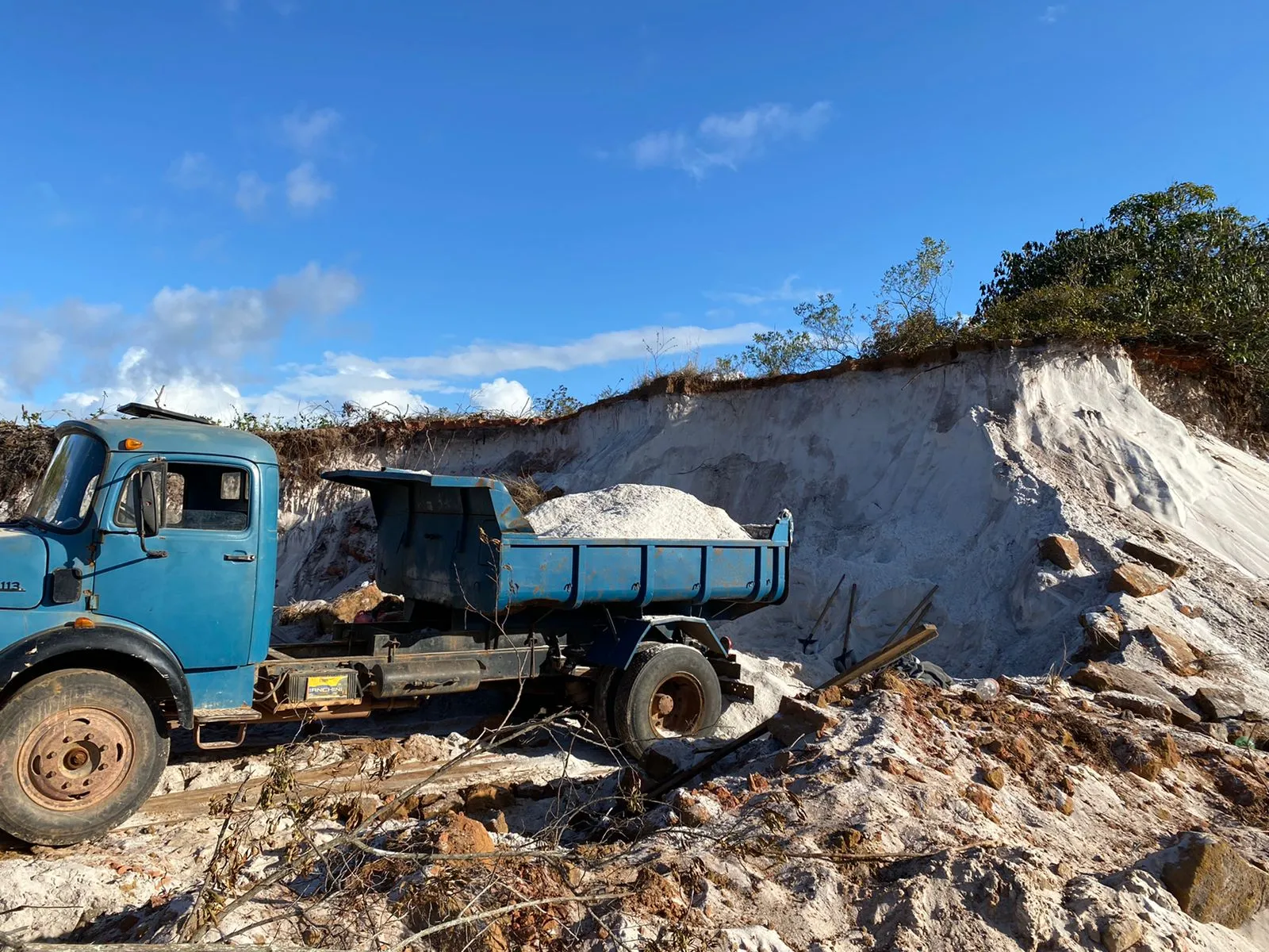 Caminhão com areia extraída de forma ilegal