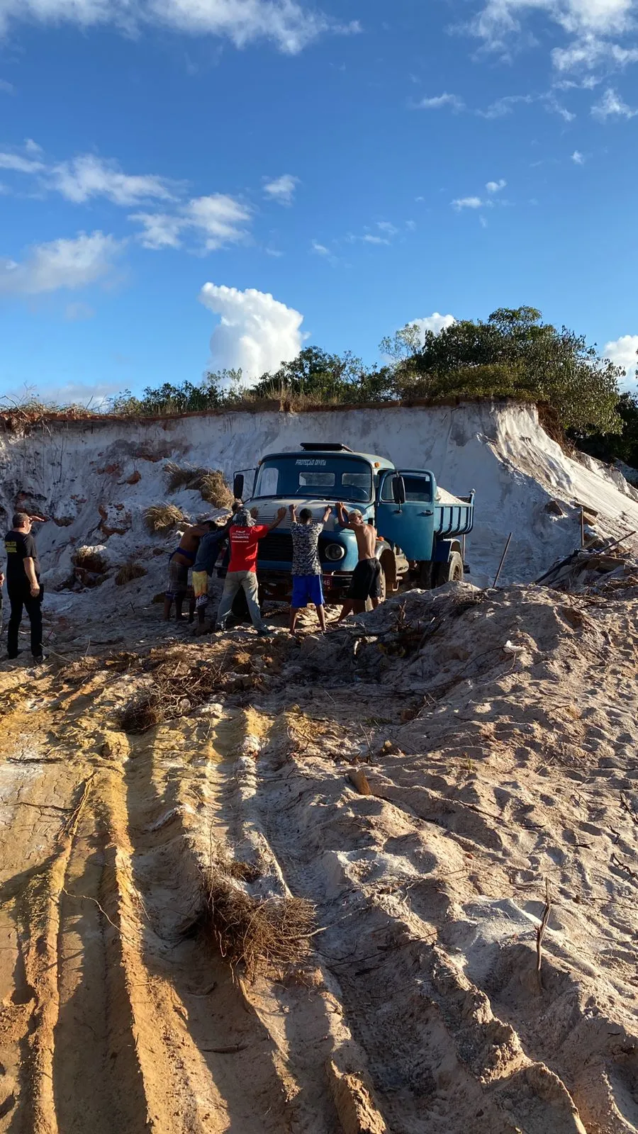 Imagem ilustrativa da imagem Federal prende quatro suspeitos por extração de areia em parque ambiental