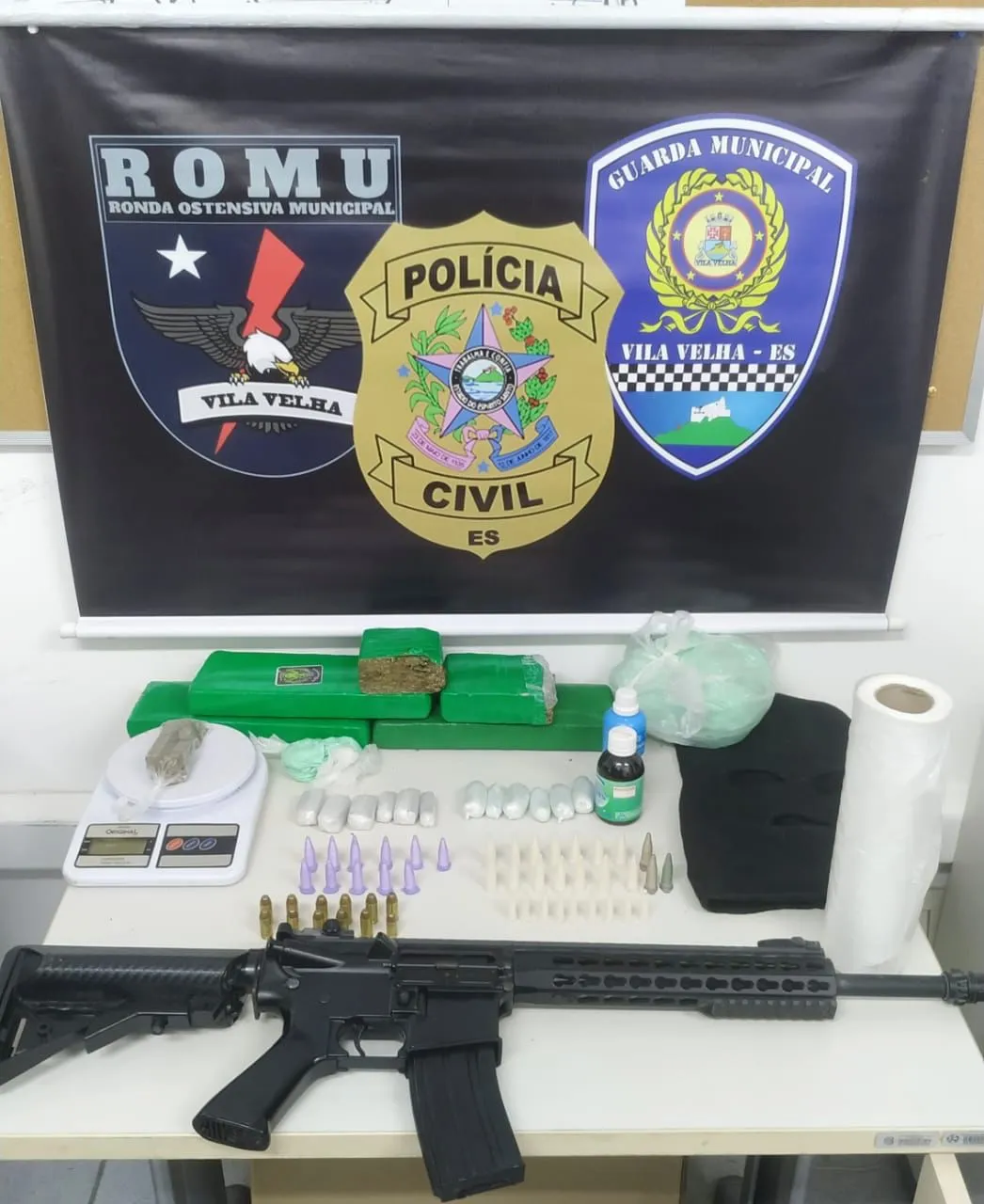 Foram apreendidos um quilo de cocaína, quatro tabletes de maconha, além de material para preparo de drogas, munição e uma réplica de fuzil.