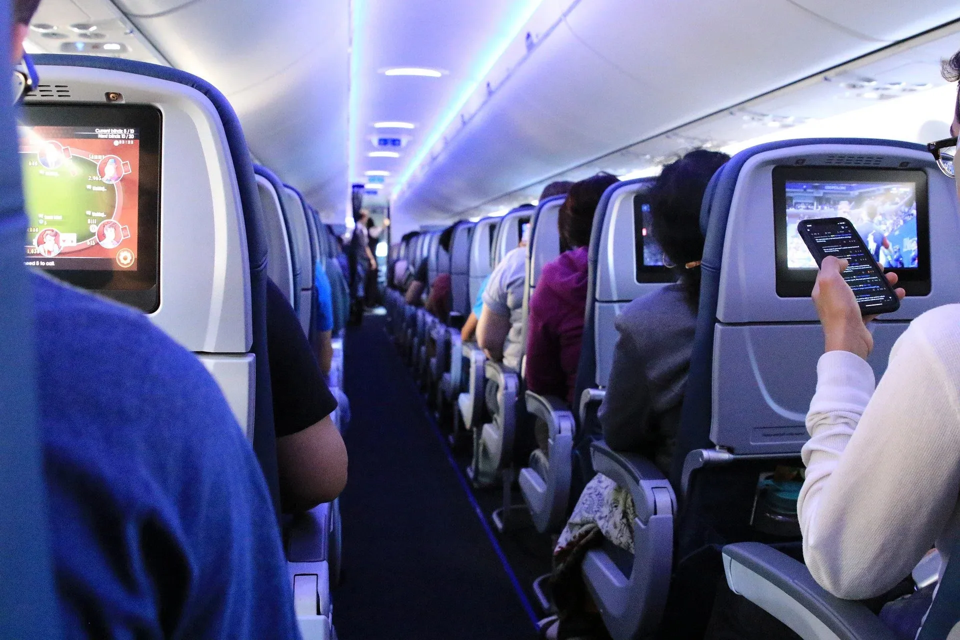 Imagem ilustrativa de passageiros em avião