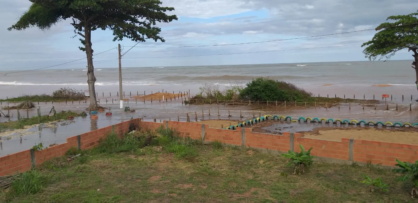 Praia do Sauê, na orla de Aracruz, sofre impactos durante a maré alta