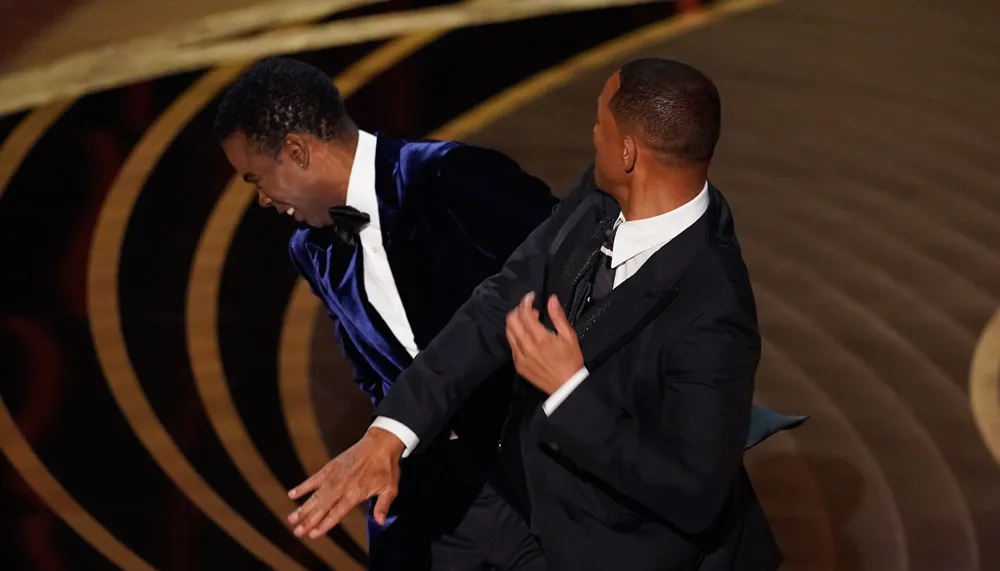 O ator Will Smith dá um tapa na cara de Chris Rock durante a cerimônia do Oscar 2022