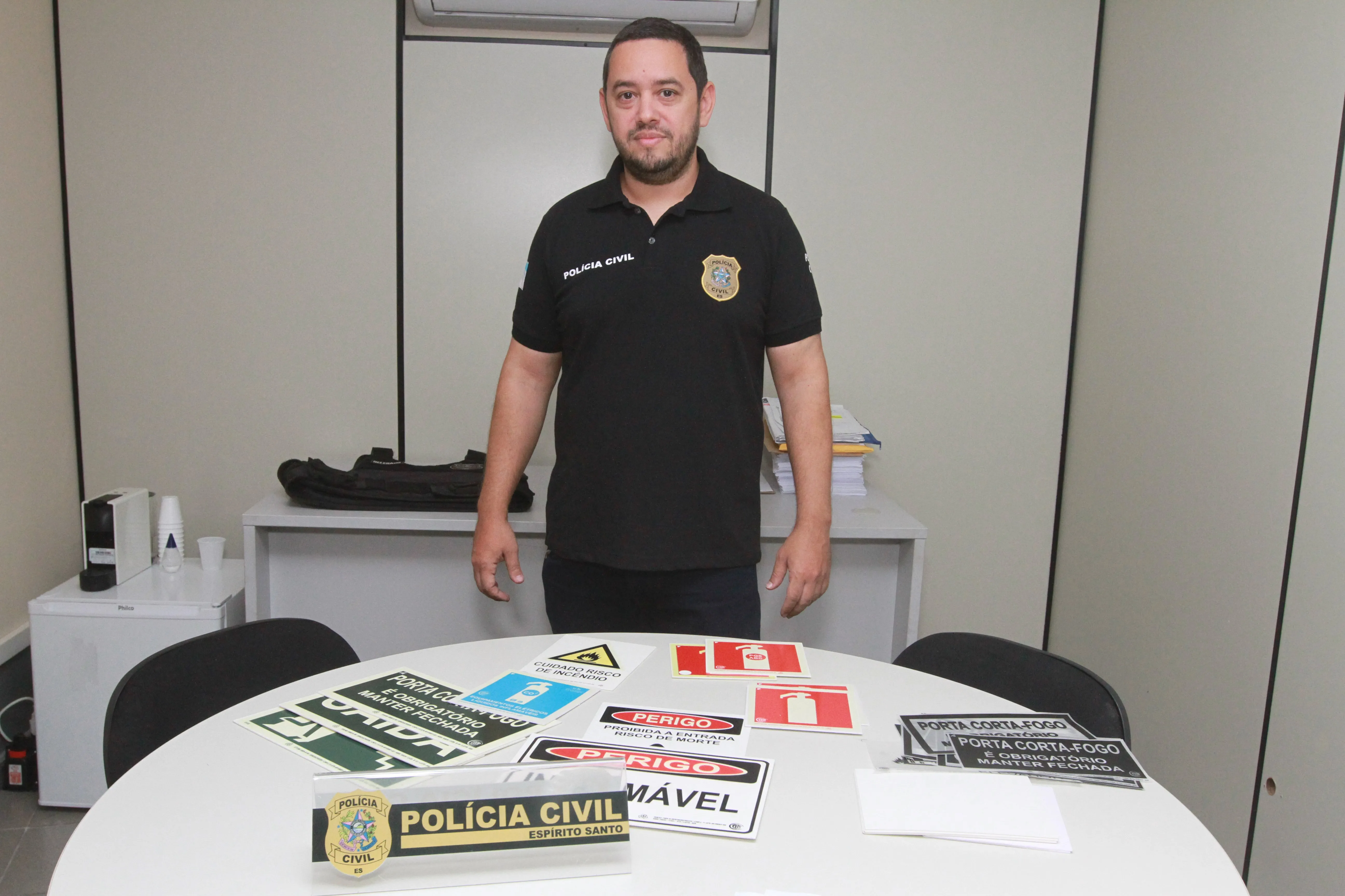 Delegado Eduardo Passamani mostra as placas apreendidas pela   Polícia Civil na última quarta-feira