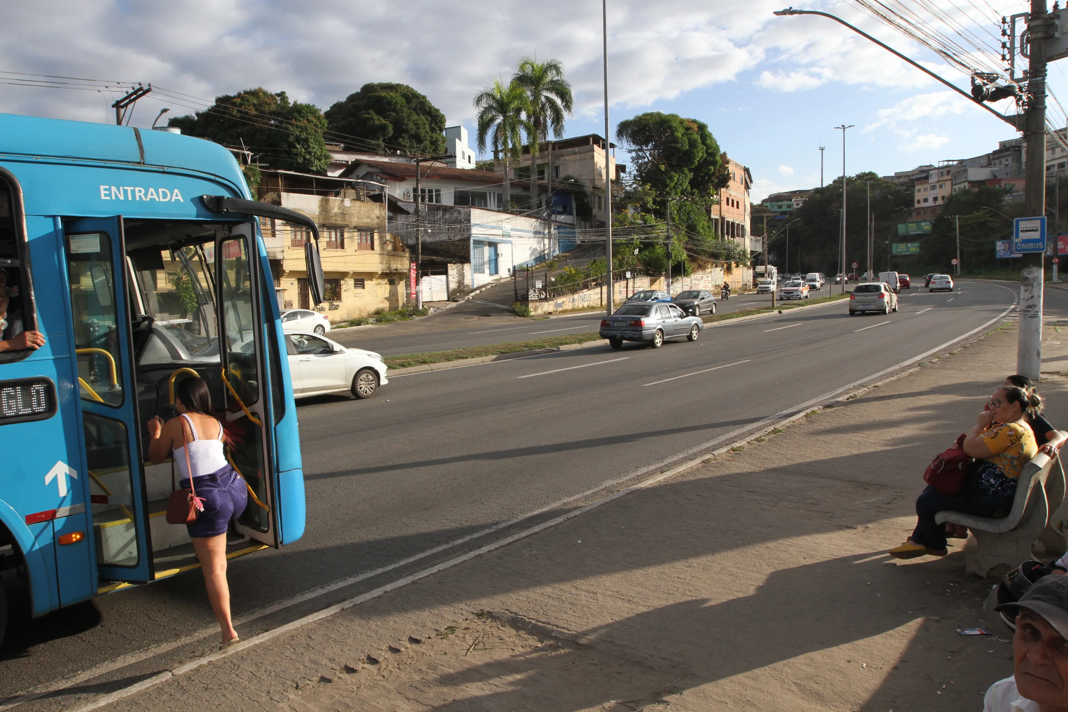 Ponto  de ônibus na avenida Mário Gurgel, em Jardim América: sem cobertura e vaga para duas pessoas em banco