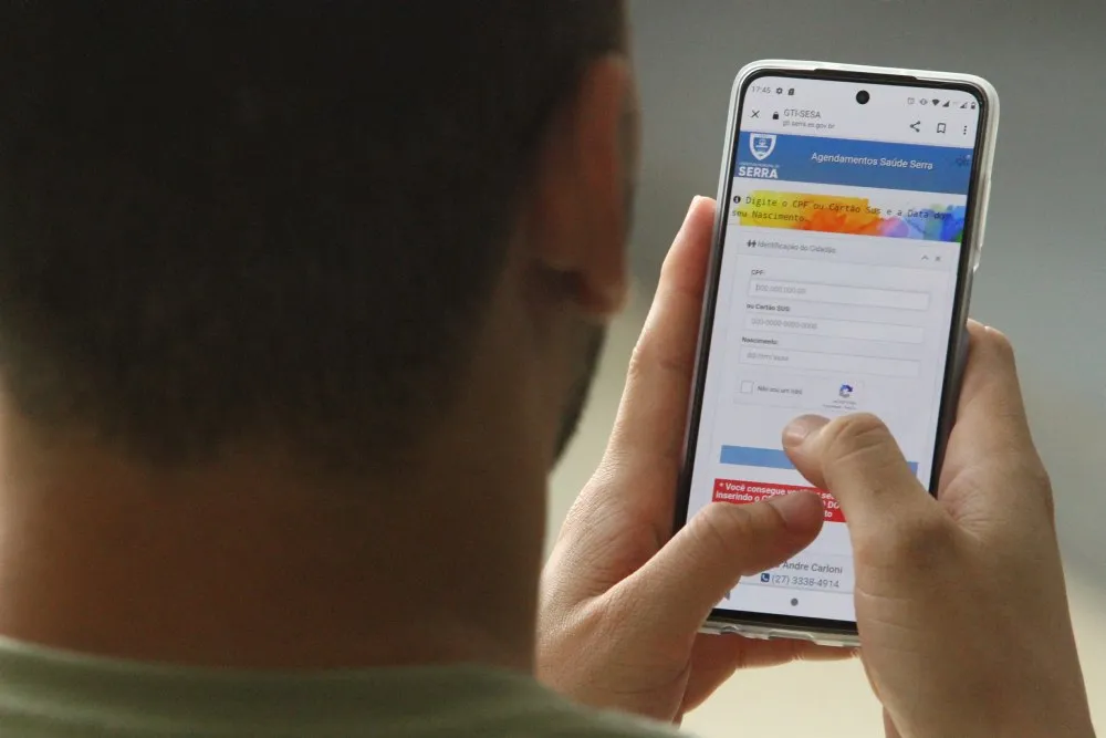 Morador acessa o serviço pelo celular: também é possível agendar por tablet ou computador, sem sair de casa