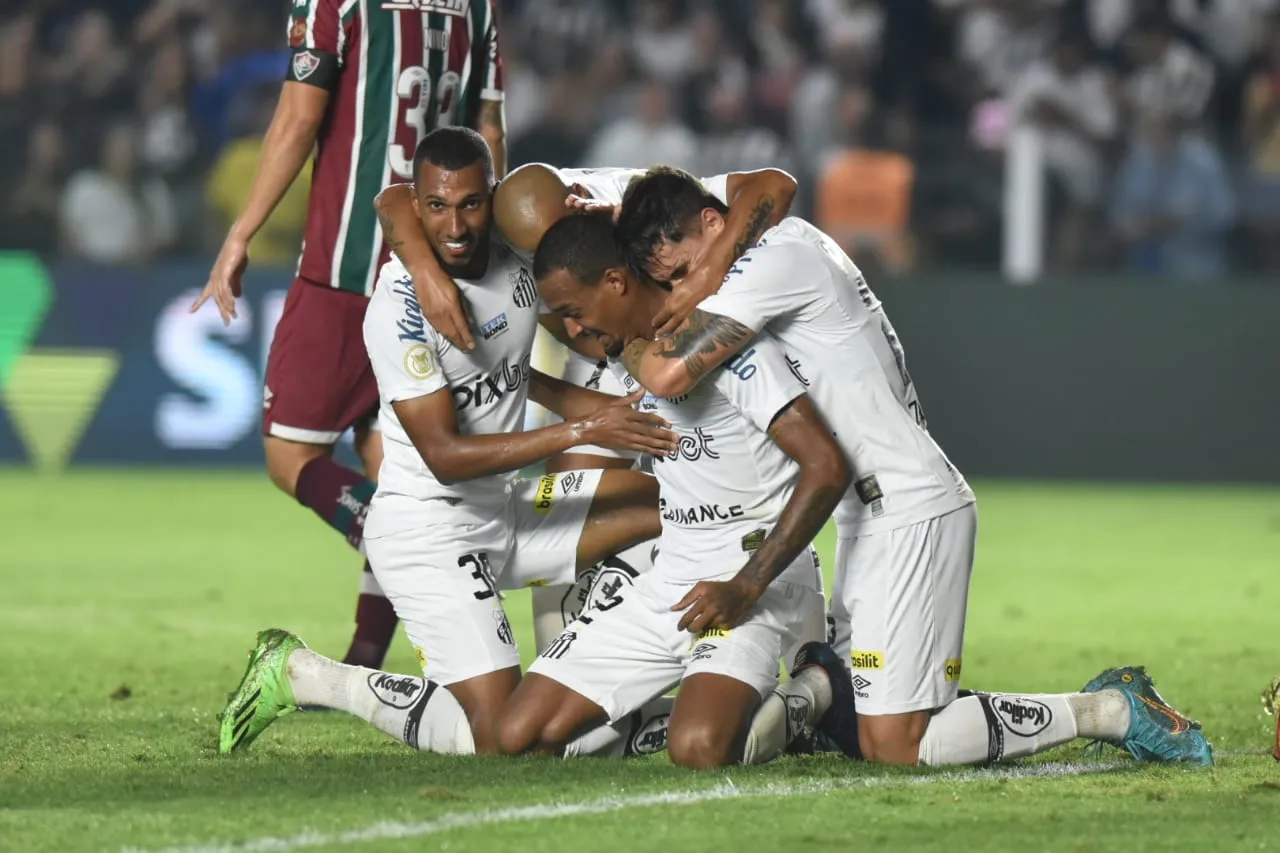 Imagem ilustrativa da imagem Fluminense vira, mas cede empate ao Santos em jogo movimentado na Vila
