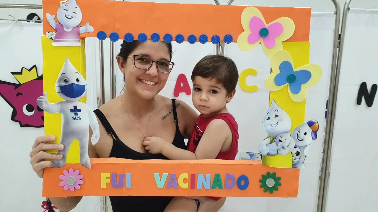 Marina Valadares, de 33 anos, já levou seu filho, Guto Valadares de Lacerda, de 3 anos, para vacinar.