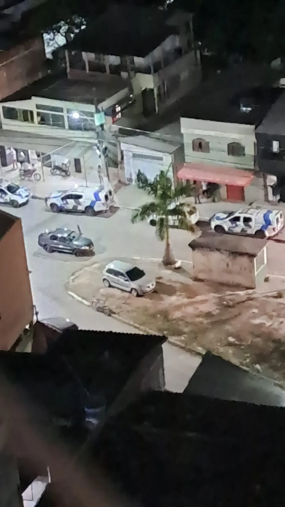 Viaturas da Polícia Militar na rua Boa Vista, onde ocorreu o crime